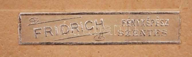 1943 Fridrich (Szentes): Egy szentesi kert színezett fotója, 17x23 cm, karton 29x34 cm