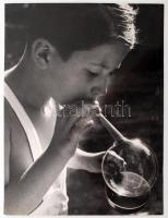 1940 Osoha László: Buborék fújó, pecséttel jelzett vintage fotóművészeti alkotás, 37x28 cm