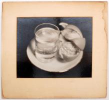 cca 1920 Kőhalmi Gyula: Csendélet, feliratozott vintage fotóművészeti alkotás, 23x29 cm, karton 38x42 cm