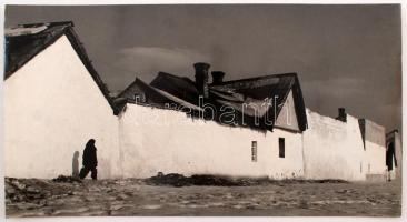 cca 1960 Dezső Pál (Kecskemét): Periférián, a szerző által feliratozott, vintage fotóművészeti alkotás, több fotókiállítás emlékpecsétjével, 21x39 cm