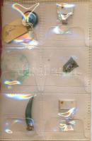 Érdekes kitűzők, gombok, medálok, gyöngyök berakóban, 15 db