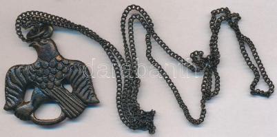 Érdekes kitűzők, gombok, medálok, gyöngyök berakóban, 15 db