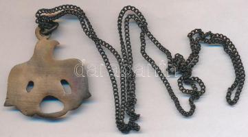 Érdekes kitűzők, gombok, medálok, gyöngyök berakóban, 15 db