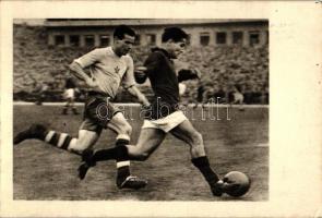 1955 Budapest, 100. Osztrák-Magyar Labdarúgó mérkőzés, Jobbszélső lefutását a védő elhárítani igyekszik; Képzőművészeti Alap Kiadóvállalat / Austro-Hungarian football match, So. Stpl