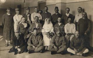 Magyar sérült katonák csoportképe kórházban / Military WWI, soldiers group photo in a hospital with nurse