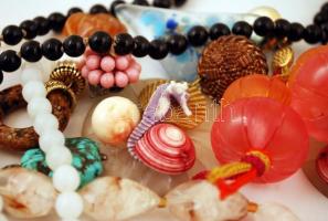 Vegyes bizsu tétel: nyakláncok, fülbevalók, kitűző