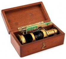 Kisméretű utazó mikroszkóp fa dobozban, üveglapokkal, h: 7,5 cm