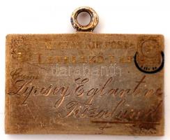 Kálvin teret ábrázoló kisméretű, levelezőlapot formázó zománcozott medál, 2x1 cm