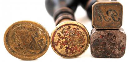 Antik pecsétnyomók, monogramos 1 db és címeres 3db, réz fa fogóval (2db), m: 3,5-9 cm