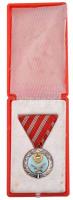 1957. "Szolgálati Érdemérem" zománcozott Br kitüntetés mellszalagon sérült eredeti tokban ...
