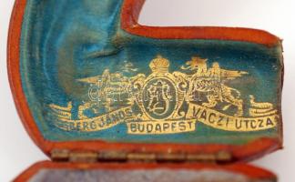 Ezüst pipa dísz saját bőrtokban, jelzett