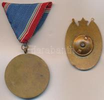 ~1960-1970. "Kiváló Határőr" zománcozott jelvény dísztokban + "A Haza Fegyveres Szolg...