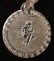 Ezüst (Ag.) nyaklánc ülő női aktos medállal, összesen bruttó: 2,8 g