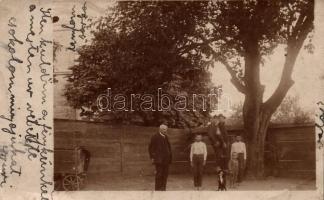 1908 Kisjenő, Chisineu-Cris; Templom sarka az udvarból, családi csoportkép / church corner from the court yard. family group photo (EK)