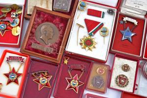 Kis doboznyi szocialista kitüntetés és jelvény, főleg "Kiváló Dolgozó" kitüntetések, legtöbb tokban T:vegyes