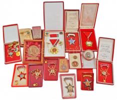 Kis doboznyi szocialista kitüntetés és jelvény, főleg "Kiváló Dolgozó" kitüntetések, legtö...