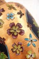 Gazdagon díszített kínai rekeszzománc váza, kis horpadással, m: 22 cm