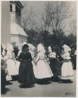 cca 1925 Kerny István (1879-1963): Misére érkeztek Nádújfalun, pecséttel jelzett vintage fotó, 21x16,5 cm