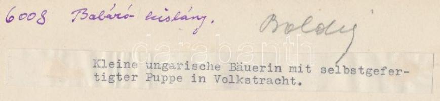 cca 1930 Kerny István (1879-1963): Babázó kislány Boldog faluban, feliratozott, de jelzés nélküli vi...