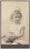 cca 1910 Mai és Társa (Bp.): Kislány labdával, műtermi fotó, 21x13 cm