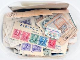 250-300 db magyar és külföldi okmánybélyeg dobozban