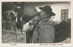 Hortobágy, iszik a csikós a csárdánál, folklór