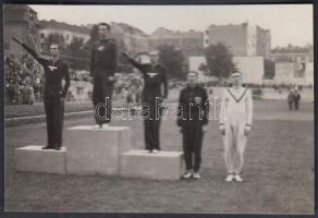 cca 1938 Atlétikai verseny eredményhirdetése, 400 gáton győz Kovács, a II-III. helyezett német versenyző karlendítéssel ünnepel, feliratozott, 5x8 cm