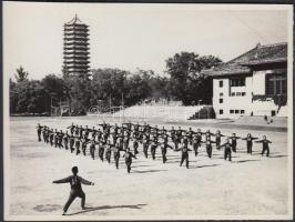 cca 1950 Kínai sportolók reggeli tornája, 12x16 cm / cca 1950 Chinese sportsmen, 12x16 cm