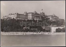 cca 1935 Vadas Ernő (1899-1962): Budapest, királyi palota, lent a Duna partján a Fiume Hotel, a vízen pedig a Deák Ferenc kétkéményes hajó, pecséttel jelzett, 17x23 cm