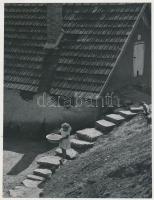 cca 1940 Osoha László: Watching her step, pecséttel jelzett, feliratozott vintage fotóművészeti alkotás, 22x17 cm