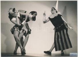 cca 1935 Leichtner Erzsébet vintage fotója Szentpál Olga tánccsoportjának tagjairól, matricával jelzett, 17x23 cm
