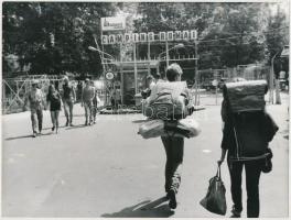 1985 Budapest, Római-parti kemping, feliratozott sajtófotó, 18x24 cm