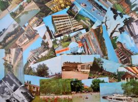 Kb. 1000 db MODERN magyar városképes lap az 1970-es évekből, dobozban; / Approx 1000 modern Hungarian town-view postcards from around 1970 in a box;