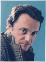 cca 1975 Szacsvay László (1947-) színész aláírt portréja az egykori FŐFOTÓ színész archívumából, 14x10,5 cm