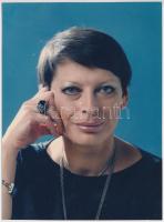 cca 1975 Ronyecz Mária (1944-1989) Jászai Mari-díjas színésznő aláírt portréja az egykori FŐFOTÓ színész archívumából, 14x10,5 cm