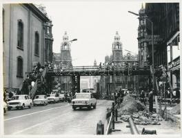 cca 1975 Budapest, várostörténeti fotók a Felszabadulás téri aluljáró(Ferenciek tere) építéséről, működéséről, 6 db fotó, 18x24 cm