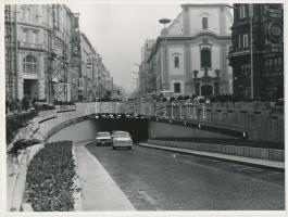 cca 1975 Budapest, várostörténeti fotók a Felszabadulás téri aluljáró(Ferenciek tere) építéséről, mű...