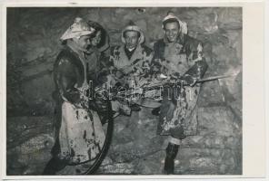 cca 1950 Mező Sándor képriportja a budapesti metróépítés őskorszakából, amikor még kézi erővel terme...