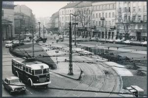 1973 Budapest, a 74-es trolibusz a Kálvin téren, Karai S. felvétele, 9x14 cm