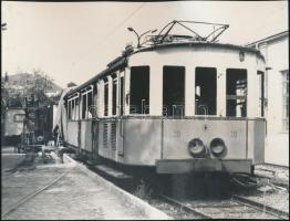 1990 Budapest, közlekedéstörténeti lelet, régi fogaskerekű szerelvény felújítás előtt, Karai S. felvételei, 3 db feliratozott fotó, 18x24 cm