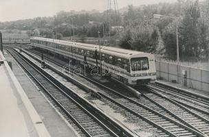 cca 1975 Budapest, Közlekedéstörténeti lelet, a Ganz gyárban készült metrószerelvényről készült 6 db fénykép, 20x30 cm