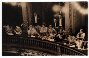 cca 1940 Horthy Miklós (1868-1957) kormányzó családja társaságában az Operában, Az Est Fotó, hidegpecséttel jelzett, felületén törésnyomokkal, 17x11 cm