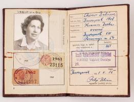 1961 A Magyar Természetbarát Szövetség által kiadott fényképes igazolvány, benne tagdíjbélyegekkel