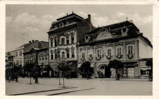 Marosvásárhely, Széchenyi tér, Erdélyi bank Rt., Illatszertár / square, bank, parfumery (EK)