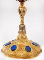 Ezüst (Ag.) kehely, talprész: tűz aranyozott, pótolt csiszolt lápisz lazúrit kövekkel díszített, pon...