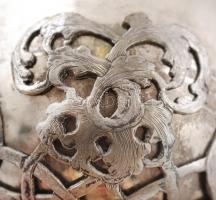 Ezüst (Ag.) kehely, talprész: tűz aranyozott, pótolt csiszolt lápisz lazúrit kövekkel díszített, pon...