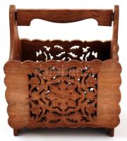 Faragott, díszes, levélmotívumokkal díszített fa tartó, kivehető, kicsit sérült aljzattal, m: 35,5 cm