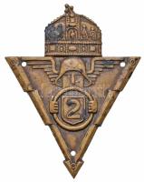 ~1939-1945. Ismeretlen gépkocsizó alakulatjelvény, préselt rézlemez, csúcsaiban felvarrásra szolgáló lyuk (44x34mm) T:2 Hungary ~1939-1945. Badge of an unindentified motorised unit, Cu (44x34mm) C:XF Sallay 136.
