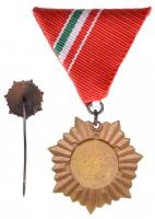~1975. "Vöröskeresztes munkáért" bronz fokozata mellszalagon, miniatűrrel, eredeti tokban ...