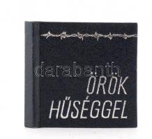 Örök hűséggel. Az Alföldi Nyomda dolgozói tiszteletük és megbecsülésük jeleként társadalmi munkában készítették e kis könyvet Schwarz Sándornak. DEDIKÁLT! Debrecen, 1987, Alföldi Nyomda. Kiadói műbőr kötés, gerincnél kissé levált, egyébként jó állapotban.